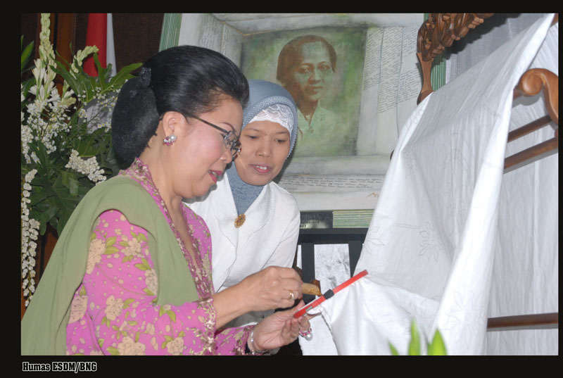 Ibu Lies Purnomo Buka Peringatan Hari Kartini DWP DESDM dengan Membatik